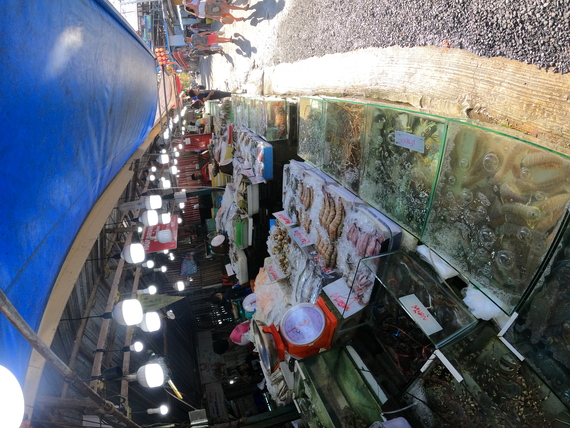 ラワイビーチのローカル魚市場魅力的な魚 